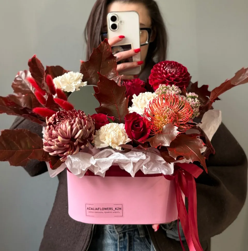 Композиция с георгином, розами, седумом, диантусами, нутаном, листьями в овальной коробке с зеркалом — фото 1