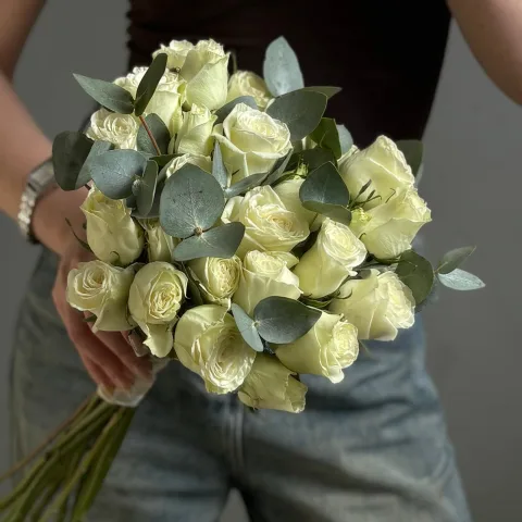 Букет из белых роз с эустомами